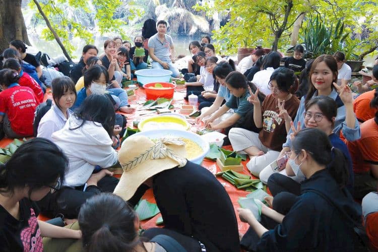 SMILE GIFT HỖ TRỢ NHÂN LỰC TRONG HOẠT ĐỘNG GÓI BÁNH CHƯNG ẤT TỴ 2025: Gửi Tình Yêu Thương Qua Từng Chiếc Bánh